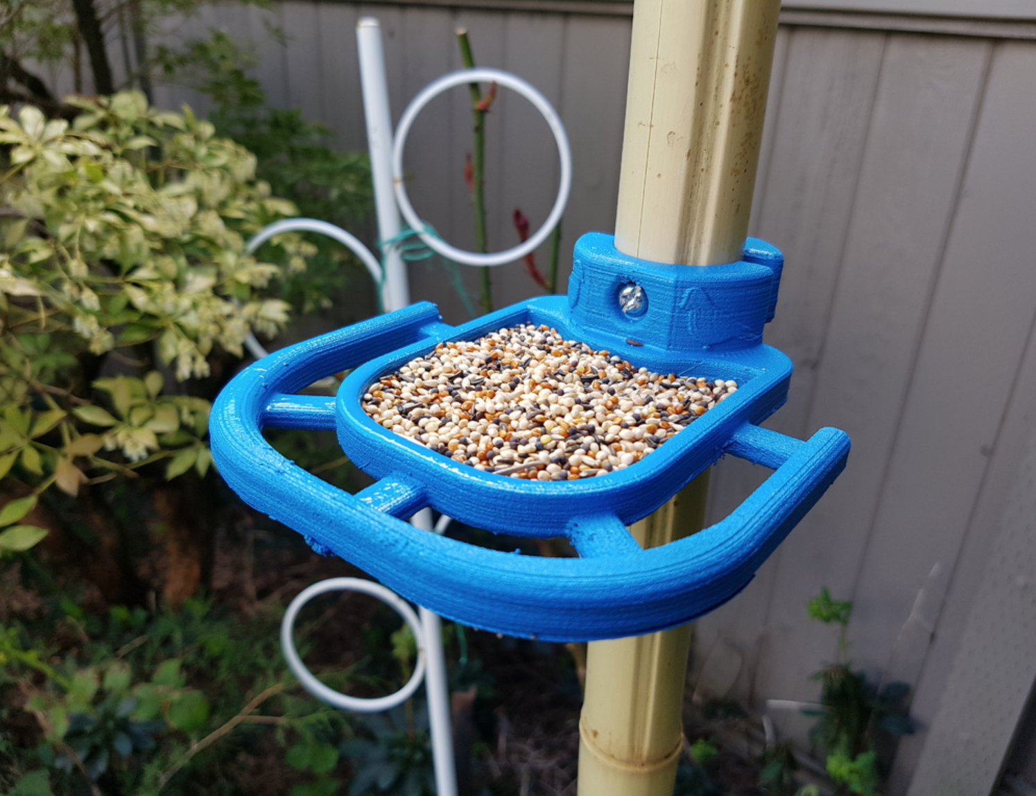 Télécharger fichier STL gratuit Mangeoire pour oiseaux Monté sur